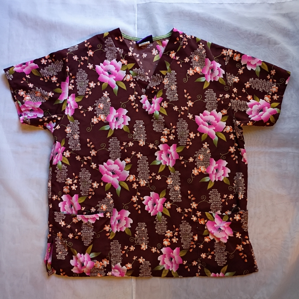 Silky Scrubs Women’s M Short Sleeved Scrub Top Size Medium Floral Patrern